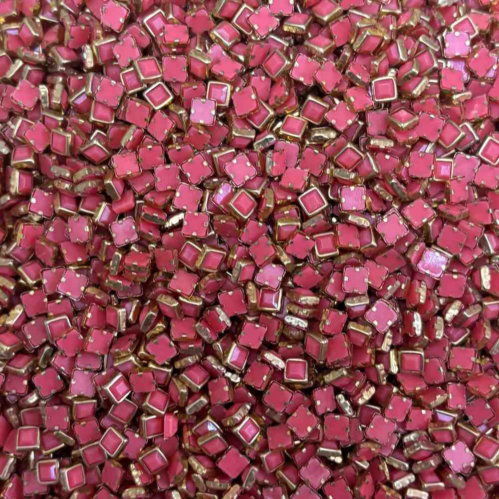 Pinkish Red Square Mat - 10 gm